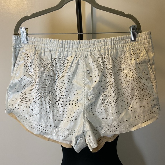 19. Blank NYC White Athletic Shorts Eyelet Elastic Waistband Size 31 - Picture 1 of 6